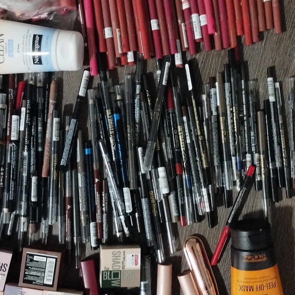 Meet your Posher, Jessica professional makeup from Italy flower brand lip stick. - Picture 1 of 3